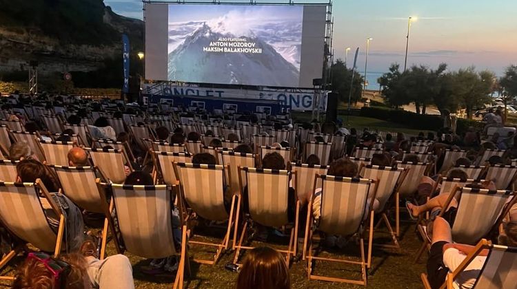 Un panorama à couper le souffle tout en regardant un film sur le thème du surf